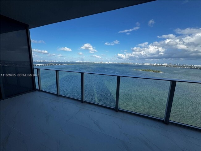 Photo - 700 NE 24th St Unidad 2206