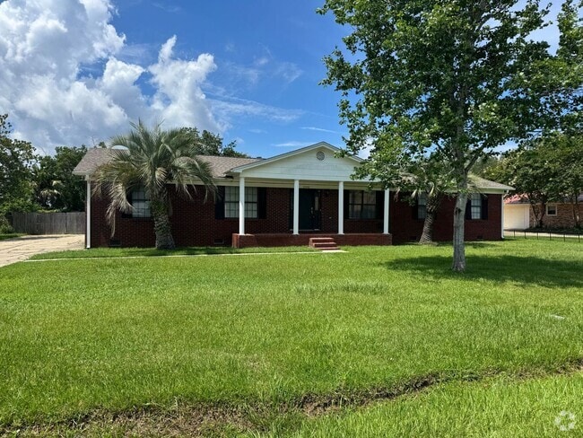 Building Photo - Gulf Breeze - Pineglade - 4 bedroom, 3 bat... Rental