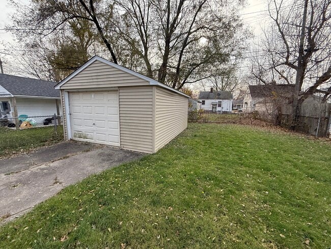 Photo - 18792 Kenosha St