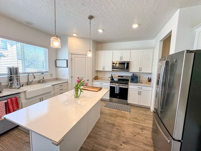 Building Photo - Modern 4 Bed 3.5 Bath Home in Syracuse | Bonus Room + Fenced Yard + 86” TV Included