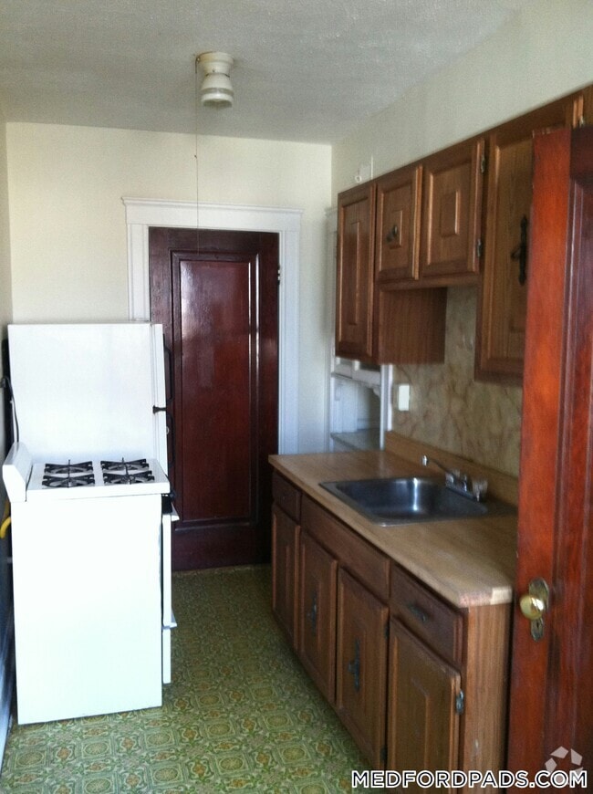 Building Photo - 53 Fellsway W Rental