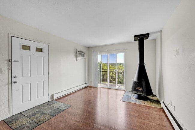 $840.95 with Half Off the first month's rent, 1 Bed, 1 Bath, Condo in Denver with Cozy Fireplace!