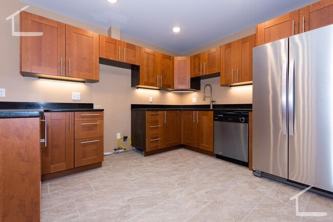 Photo - 9/1 Renovated two-level 5BR/2BA near Longw...