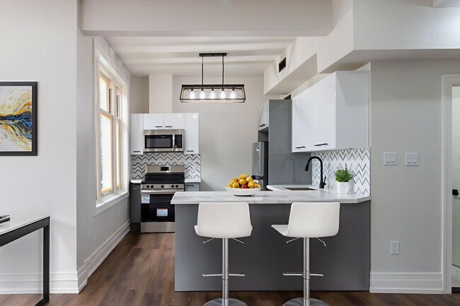 Photo - 52 Charlton Ave W Unit 3