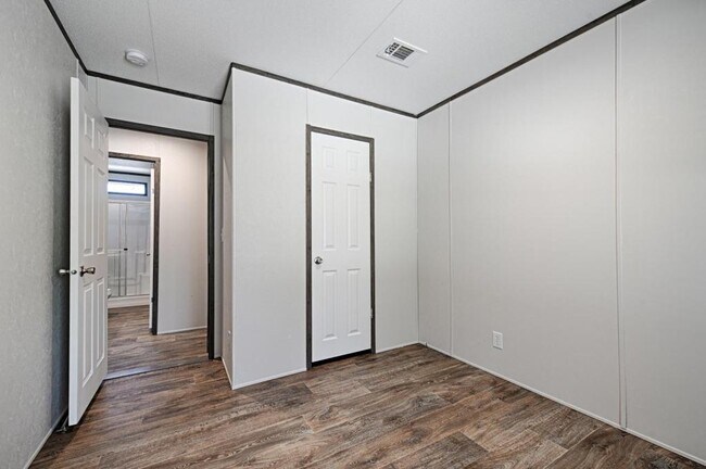 Photo - 633 Kevin St