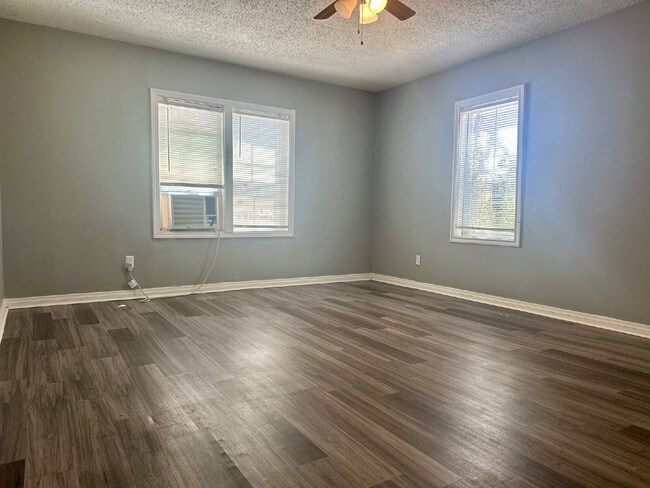 Photo - Cozy 2/1 with a carport!