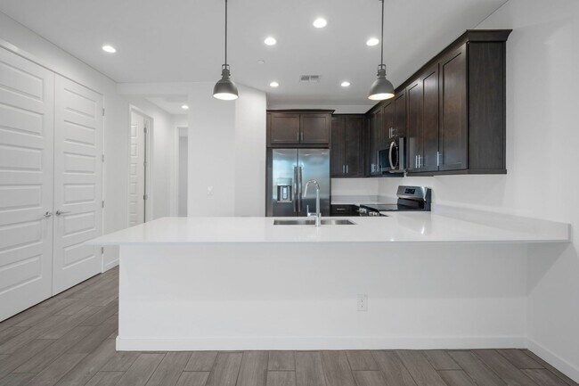 Building Photo - Like New Luxurious Modern 3 Bedroom 2 Bath...