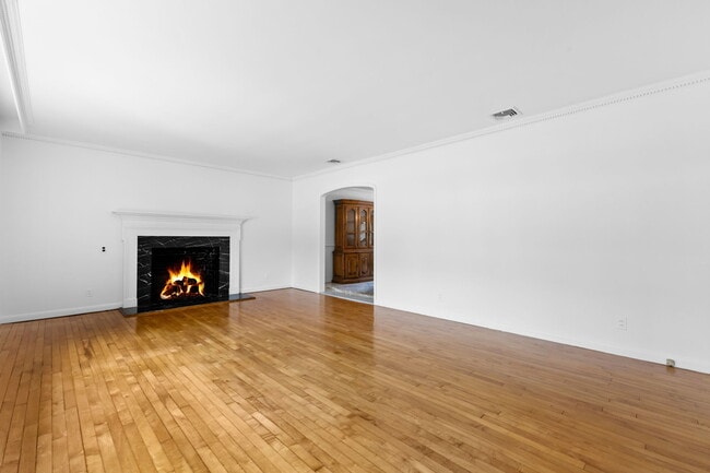 Photo - 115 Stonehedge Dr N