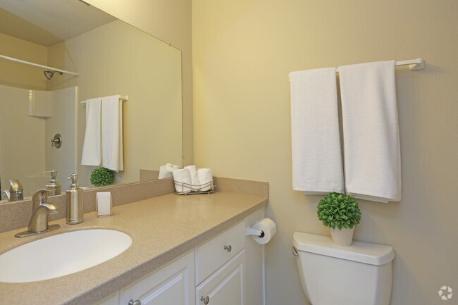2 BR, 2 BA - 925 SF