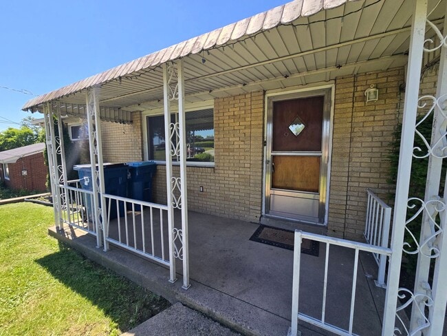 Building Photo - 2 Bedroom Brick Ranch Home - Available NOW!