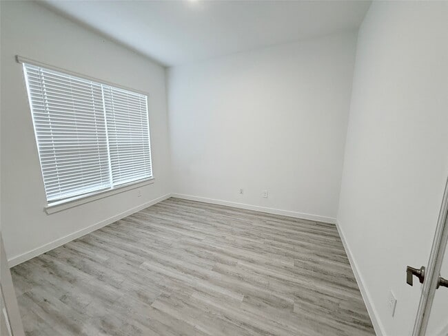 Photo - 1609 Sunbend Ln