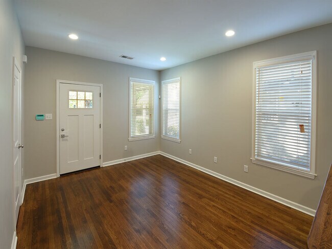 Photo - 1 Bedroom, 1 Bathroom Duplex Near Stone Wall and N Avalon