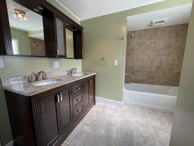 Photo - 405 S Eagleson Ave