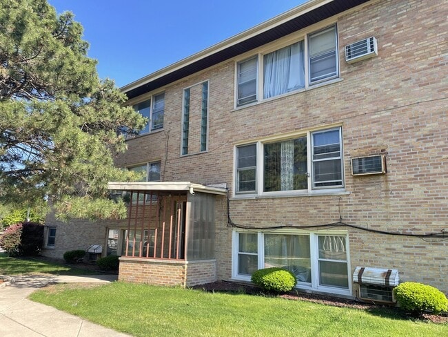 Building Photo - 8046 S Pulaski Rd Unit 2