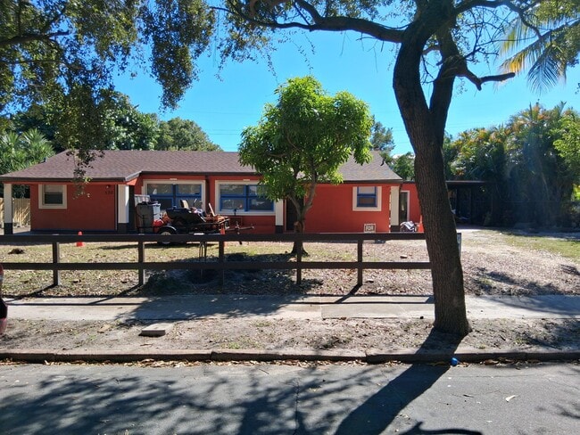 Building Photo - 522-552 52nd St