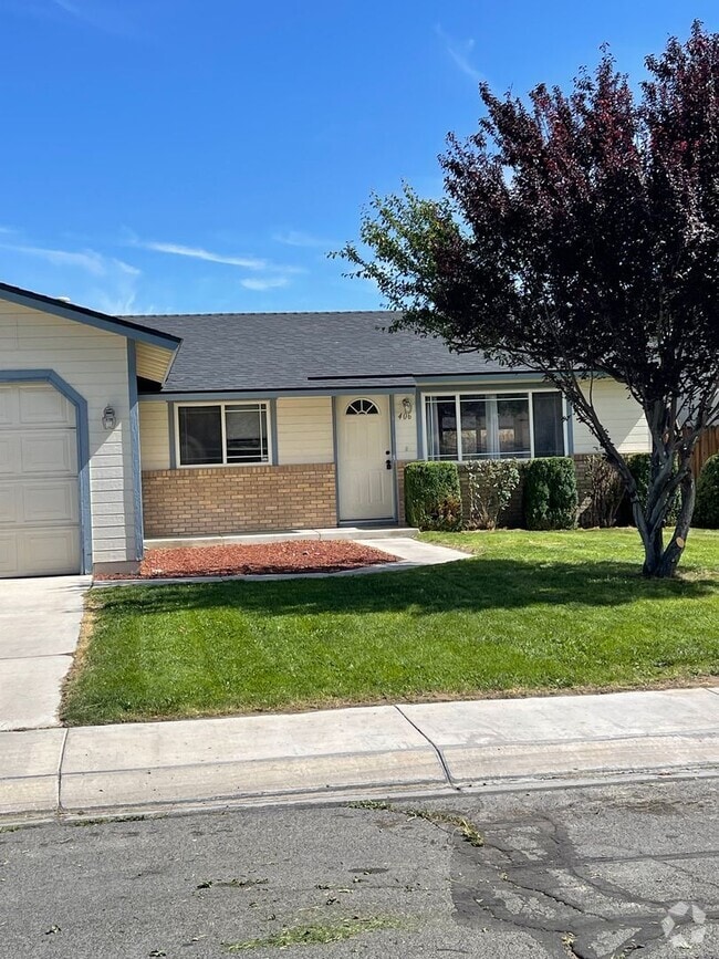 Building Photo - Cute home.  In the heart of Fernley.
