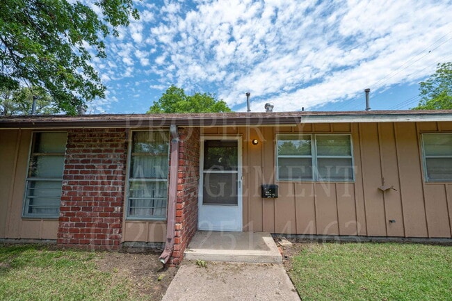 Building Photo - Charming 2-Bedroom Oasis in the Heart of Coffeyville Unit Apartment E