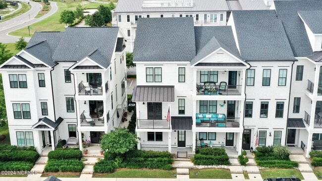 Building Photo - Welcome to Riverlights, a stunning waterfront community in Wilmington, NC Unit H14