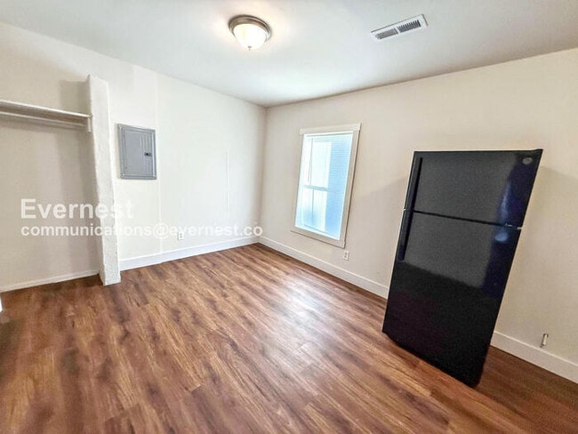 Photo - 201 9th Ave W