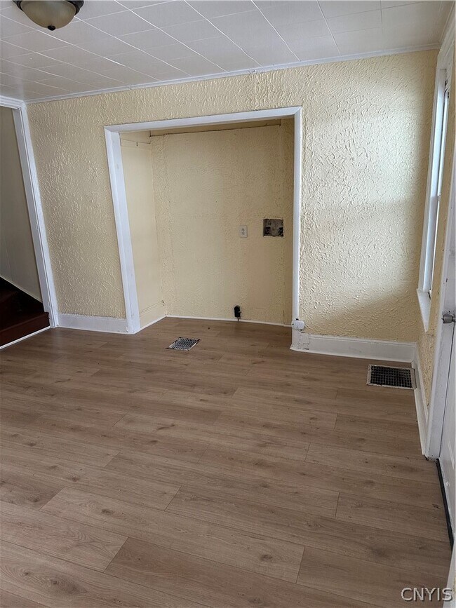 Photo - 705 N James St