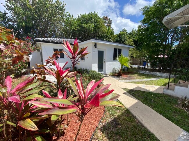 Building Photo - 1933 SW 17th Ct Rental
