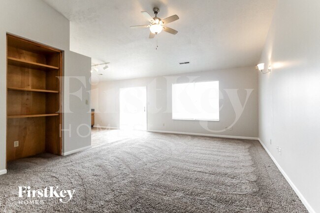 2215 Rolling Oak Dr