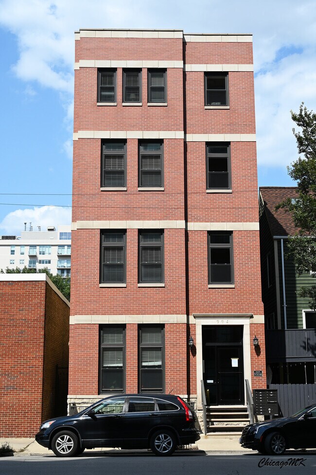 Building Photo - 904 W Erie St Rental