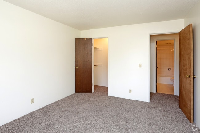 3BR, 2BA - 1,350 SF - Bedroom - Windsor Woods