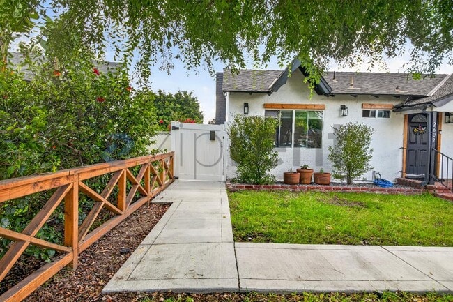 Photo - 2602 Deodar St