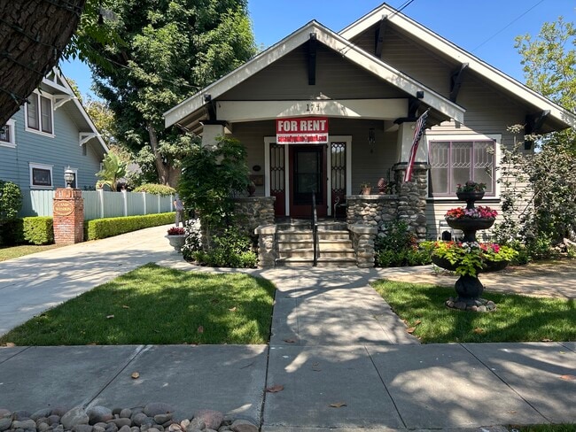Building Photo - 174 N Shaffer St Rental
