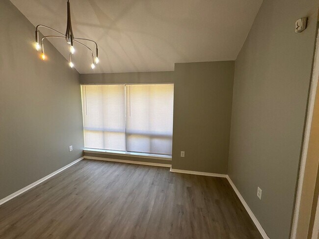 Photo - Newly Refreshed 3 bedroom 2 bath duplex