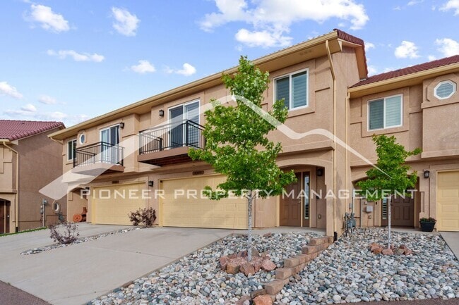 Building Photo - Stylish Townhouse 2bed / 2bath, 2 car gara...