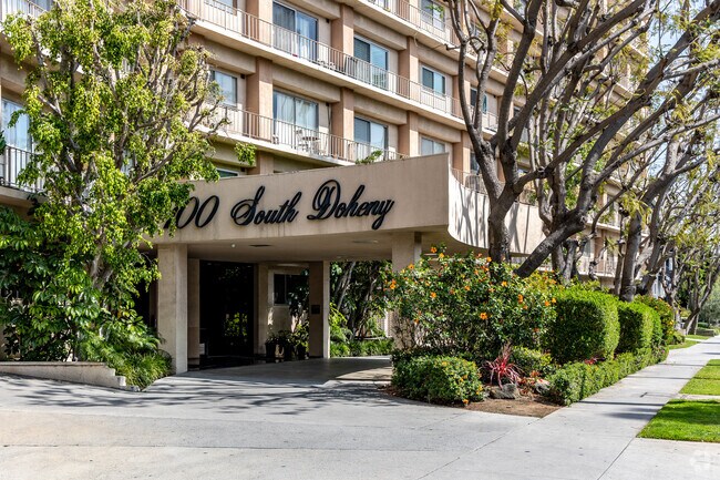 Entrada al edificio - 100 S Doheny Dr