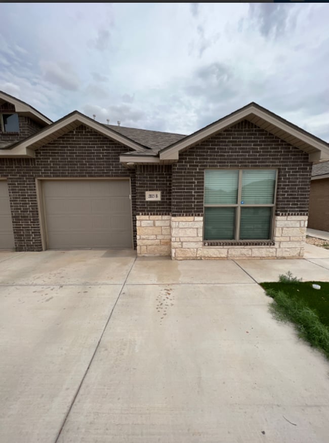 Building Photo - AVAILABLE NOW! 3/2/1 off west 19th!