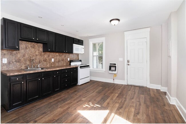 Building Photo - 551 Radnor St Unit 2