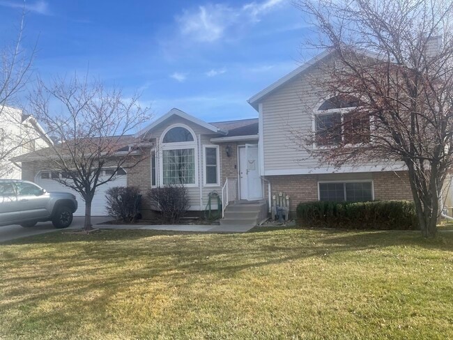 Photo - 758 E New England Dr