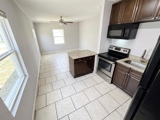 Photo - 740 W Robinson St