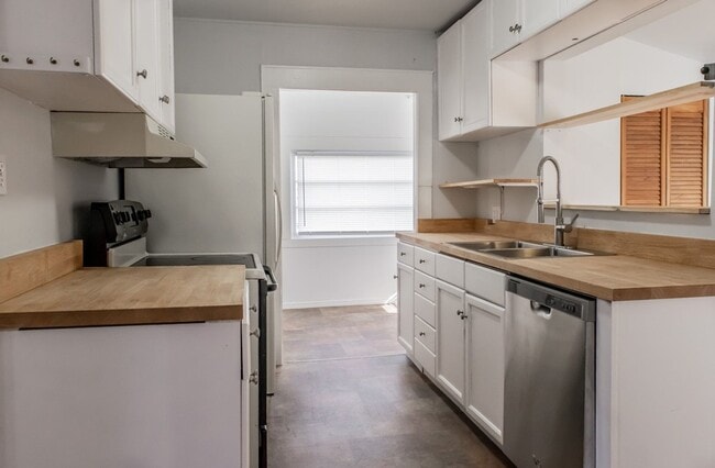 Photo - Lovely 3bd Home W/ Fully Fenced Backyard &...