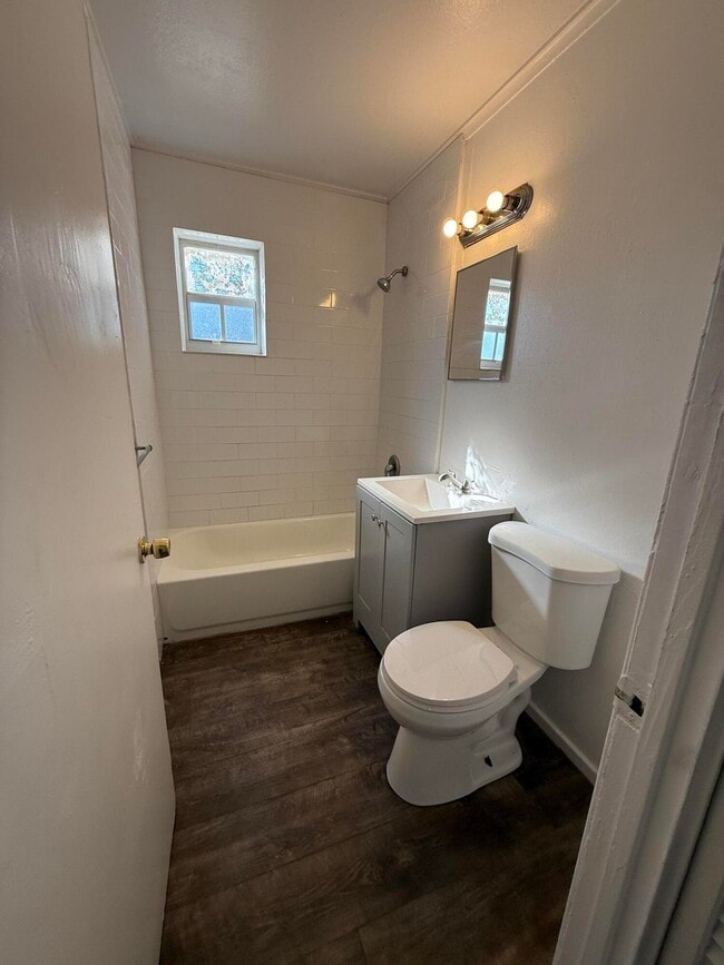 Photo - 709 W 4th St