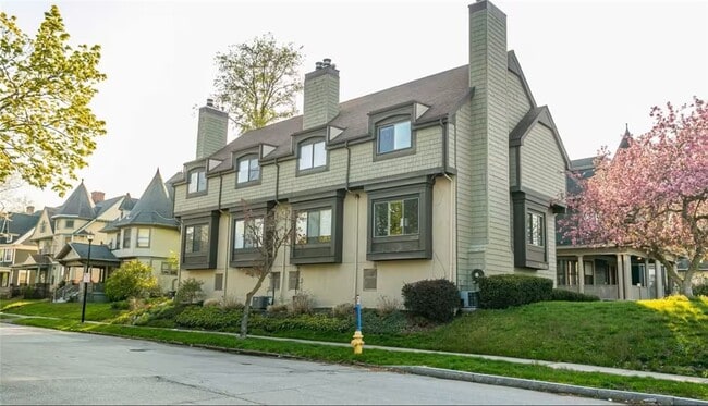 Photo - 549 University Ave