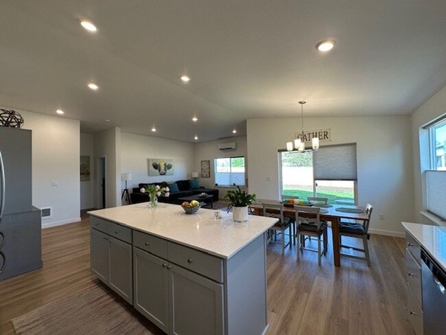 Photo - Beautiful Newer 3 Bedroom / 2 Bath Home in NE Madras