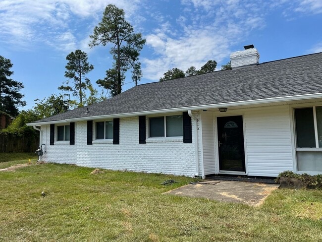 Building Photo - 3 Bedroom / 2 Bath Home Near Campus!