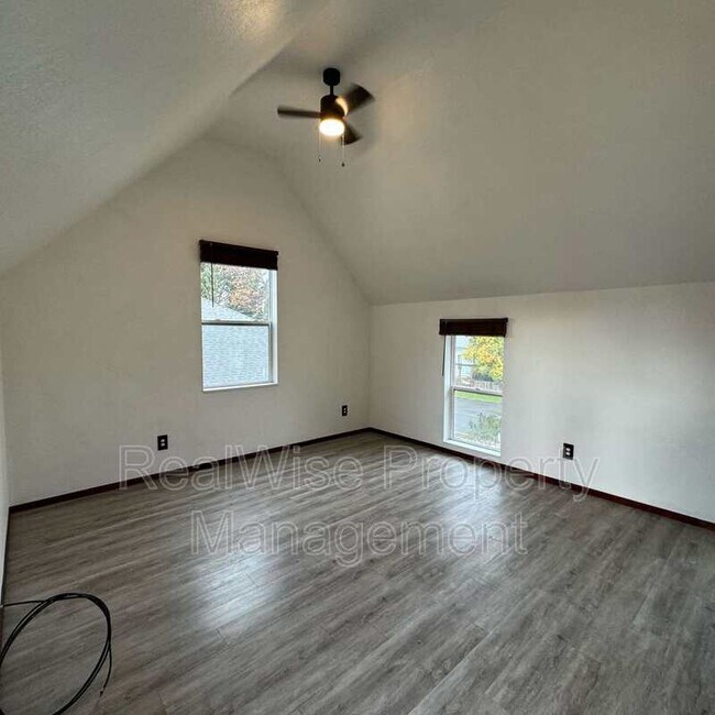 303 N Holly St Condo Unit 4 Condo for Rent in Medford, OR