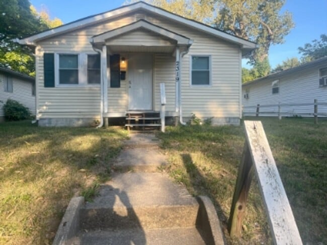 Building Photo - 3 Bed 1 Bath Available Now!