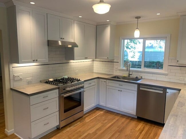 Photo - Impecable Remodel of Historic Eastmoreland...