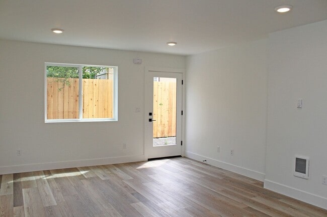 Photo - 4563-4563 N Borthwick Ave