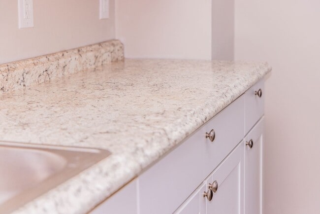 Building Photo - 1/2 Off 1st Month's Rent!! 2 bedroom House in the Randolph Community