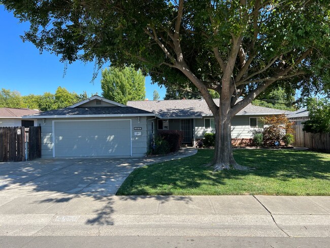Charming Neighborhood in Carmichael with b... - Charming Neighborhood in Carmichael with b...