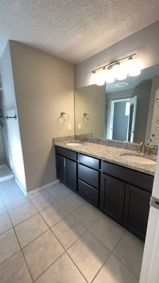 Photo - Beautiful UPGRADED 3bedroom 2.5bathroom To...