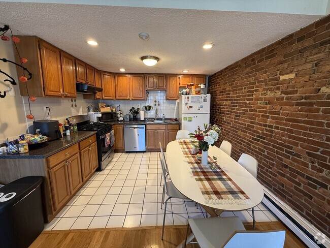 Building Photo - 22 S Huntington Ave Unit 2 Rental